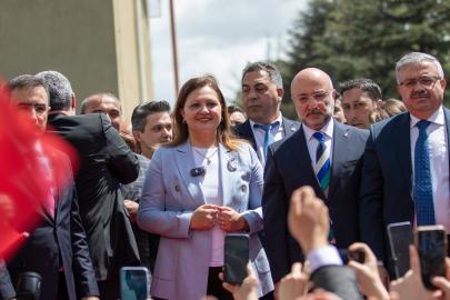 Burcu Köksal, AK Parti’ye katıldıktan sonra mehter takımı eşliğinde karşılandı: 'Afyonkarahisar sevdam'
