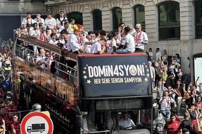 CANLI | Galatasaray 26. lig şampiyonluğunu kutluyor! Şampiyonluk turu başladı