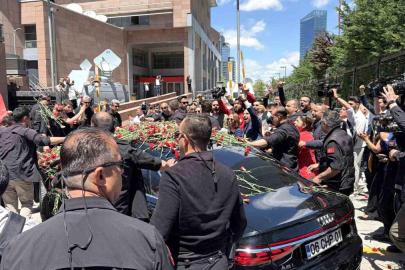 CHP Genel Başkanı Kılıçdaroğlu, Genel Merkez'de çiçeklerle karşılandı