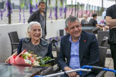 CHP Genel Başkanı Özel'den "Anneler Günü" ziyareti