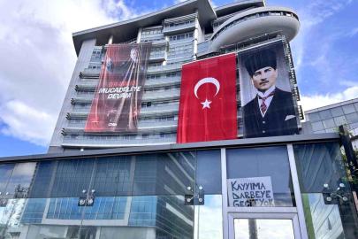 CHP, Genel Merkezi önünde çıkan tartışmada su şişeleri havada uçuştu