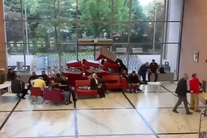 CHP Genel Merkezi'nde kapının önüne koltuklar koyuldu