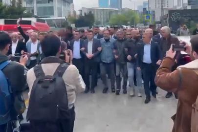 CHP Genel Merkezi'ndeki arbedeyi başlatan görüntüler! Kol kola girip yürüdüler