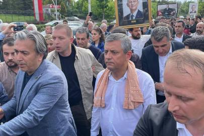 CHP Genel Merkezi'nden ayrılan Özgür Özel TBMM'ye yürüyor
