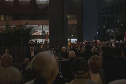 CHP İstanbul İl Başkanlığı'nın önünde 'mutlak butlan' kararına tepki