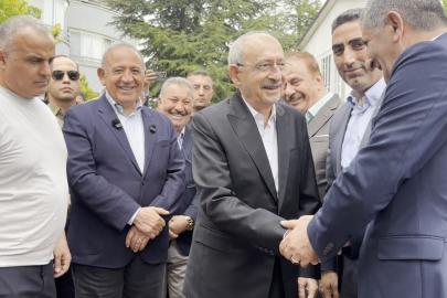 CHP lideri Kılıçdaroğlu, bayramlaşma için konutunun önünde partililerle bir araya geldi