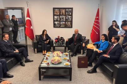 CHP ve AK Parti Heyetleri Bayramlaştı: 'Refah İçin Aynı Masada Oturabiliriz'