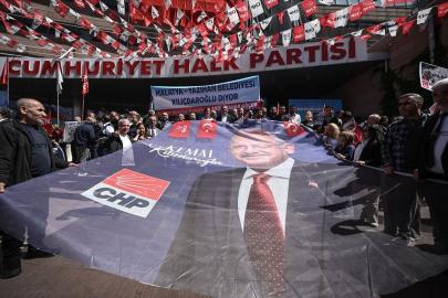 CHP'deki "Halkla Bayramlaşma" programı dolayısıyla partililer genel merkeze gelmeye başladı