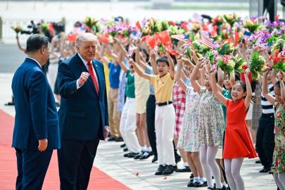 Çin Devlet Başkanı Xi, ABD Başkanı Trump'ı resmi törenle karşıladı