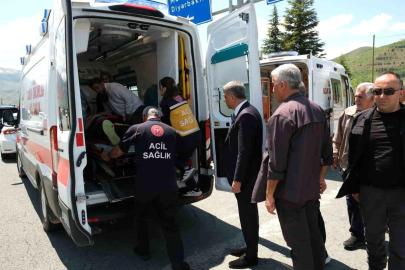 Elazığ'da otomobil aydınlatma direğine çarptı: 1'i bebek 4 yaralı