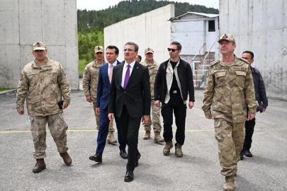 Erzurum Valisi Aydın Baruş, karakollarda görev yapan Mehmetçikle bayramlaştı