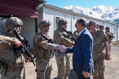 Hakkari Valisi Taşyapan güvenlik güçleriyle bayramlaştı