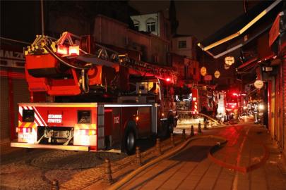 İstanbul'da iş merkezinin çatısında çıkan yangın söndürüldü
