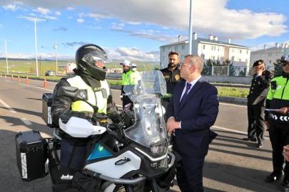 Kars Valisi Ziya Polat'tan bayram mesaisindeki polis ekiplerine ziyaret