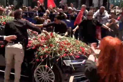 Kemal Kılıçdaroğlu, CHP Genel Merkezi'nde karanfillerle karşılandı