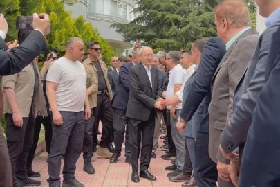 Kılıçdaroğlu evinin önünde partililerle bayramlaştı! Programa Gürsel Tekin de katıldı