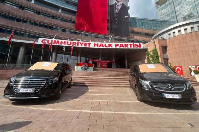 Kılıçdaroğlu, Özgür Özel'in iki makam aracını satışa çıkardı! Yazılan notlar çok konuşulacak