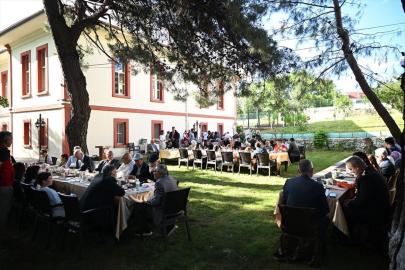 Kırklareli Valisi Turan, huzurevi sakinleri ve devlet korumasındaki çocuklarla bayramlaştı