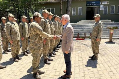 Kırklareli'nde gümrük personeli ve Mehmetçik ile bayramlaşma
