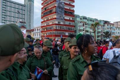 Küba'da binlerce kişi eski Devlet Başkanı Raul Castro'ya destek için yürüdü