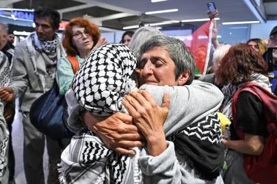 Küresel Sumud Filosu'ndaki Fransız aktivistlerden oluşan ikinci kafile Paris'e vardı