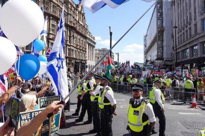 Londra'da iki ayrı protesto için binlerce polis görevlendirildi