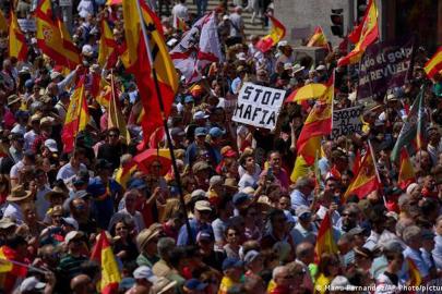 Madrid'de on binler Başbakan Sánchez'in istifasını istedi