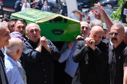 Mevlüt Çavuşoğlu, kardeşinin tabutuna omuz verdi