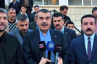 Milli Eğitim Bakanı Yusuf Tekin bayram namazını baba ocağı Uzundere'de kıldı