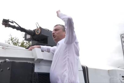Özgür Özel, TOMA'ya çıktı: Makam odasını meraklısına bıraktık