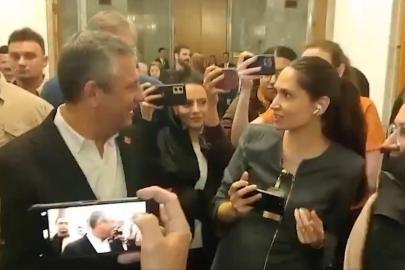 Özgür Özel'den, sözlü saldırıya uğrayan kadın gazeteciye: Kusura bakma, çok üzüldüm