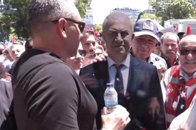 Özgür Özel'in mitingine katılamayan CHP'li belediye başkanı, kendi maketini yolladı