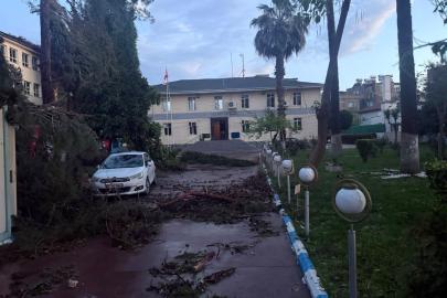 Şanlıurfa'da fırtına ve sağanak etkili oldu: Okullar 1 gün tatil edildi