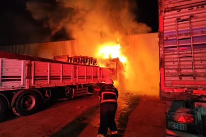 Şanlıurfa’da tır garajında yangın: 3 araç zarar gördü