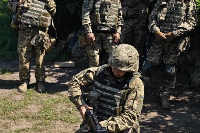 Savaşın en sıcak noktası Sumi'de askeri üs tatbikatları ve 40 kilometrelik 'tel' önlemi görüntülendi