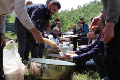 Şırnak’ta yüz yıllık Adarok geleneğinde binlerce kişi aynı sofrada buluştu