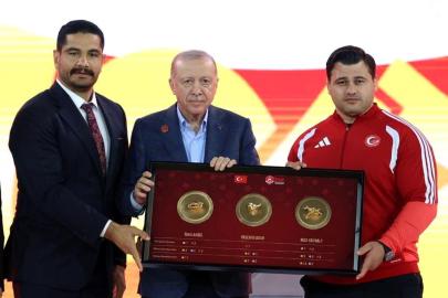 Taha Akgül ve Rıza Kayaalp'ten Erdoğan'a güreş tablosu