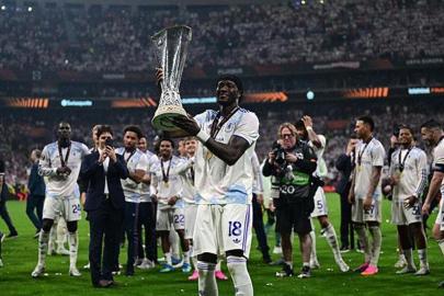 Tammy Abraham Beşiktaş'ın stadında Avrupa kupası kaldırdı
