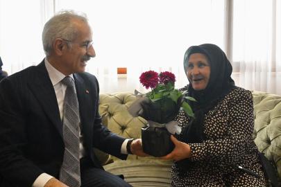 Ulaştırma ve Altyapı Bakanı Uraloğlu Trabzon'da huzurevini ziyaret etti