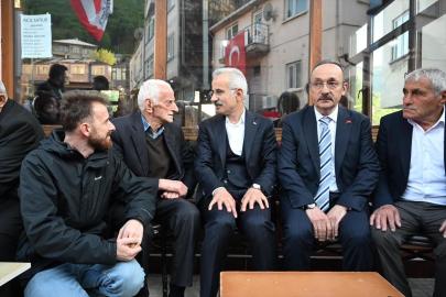 Ulaştırma ve Altyapı Bakanı Uraloğlu, Trabzon'da vatandaşlarla bayramlaştı