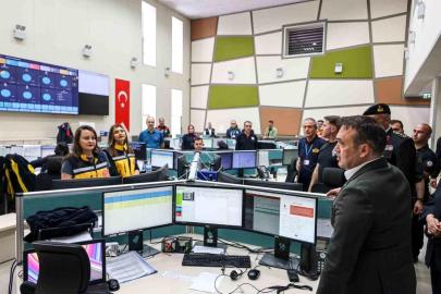 Vali Sözer 112 Acil Çağrı Merkezi'nde bayram mesaisi yapan personelle buluştu
