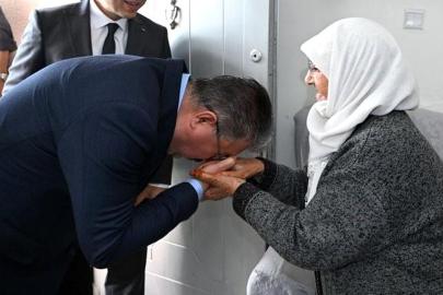 Vali Yılmaz'dan 84 yaşındaki Ayşe Ayti'ye bayram ziyareti