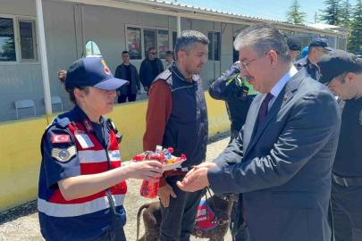 Vali Yılmaz'dan jandarma uygulama noktasında sürücülerle bayramlaştı