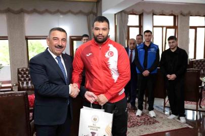Zonguldak'ta gençlerden valiliğe ziyaret