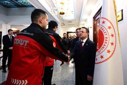 Bakan Gürlek, birim amirleri, Bakanlık ve HSK personeliyle bayramlaştı