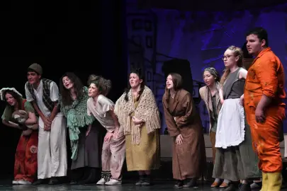 Bursa Osmangazi’de gençlerin tiyatro performansı damga vurdu