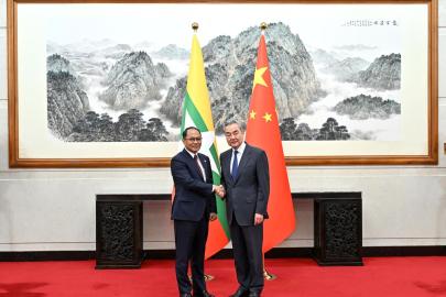 Çin Dışişleri Bakanı Wang, Myanmarlı Mevkidaşı ile Beijing'de Bir Araya Geldi