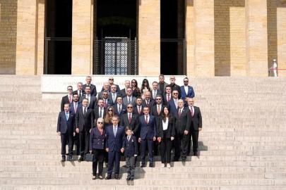 Galatasaray Başkanı Dursun Özbek, kurullarıyla birlikte Anıtkabir'i ziyaret etti