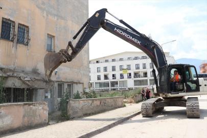 Gürsu Kent Meydanı projesi kapsamında bina yıkımı gerçekleştirildi