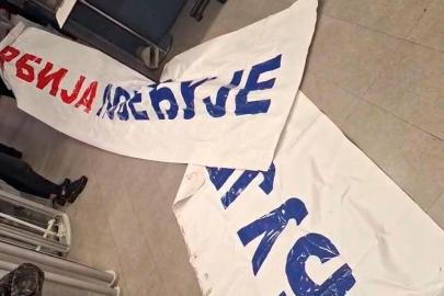 Karadağ, AB Zirvesi öncesi charter uçuşla ülkeye gelen 87 Sırbistan vatandaşını Sırbistan'a geri gönderdi